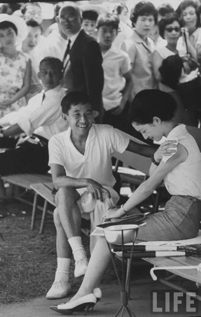 Nhà vua và Hoàng hậu Nhật Bản, mối tình hoàng tộc - thường dân, 60 năm đến đầu bạc và vẫn muốn yêu mãi mãi Nhà vua và Hoàng hậu Nhật Bản, mối tình hoàng tộc - thường dân, 60 năm đến đầu bạc và vẫn muốn yêu mãi mãi